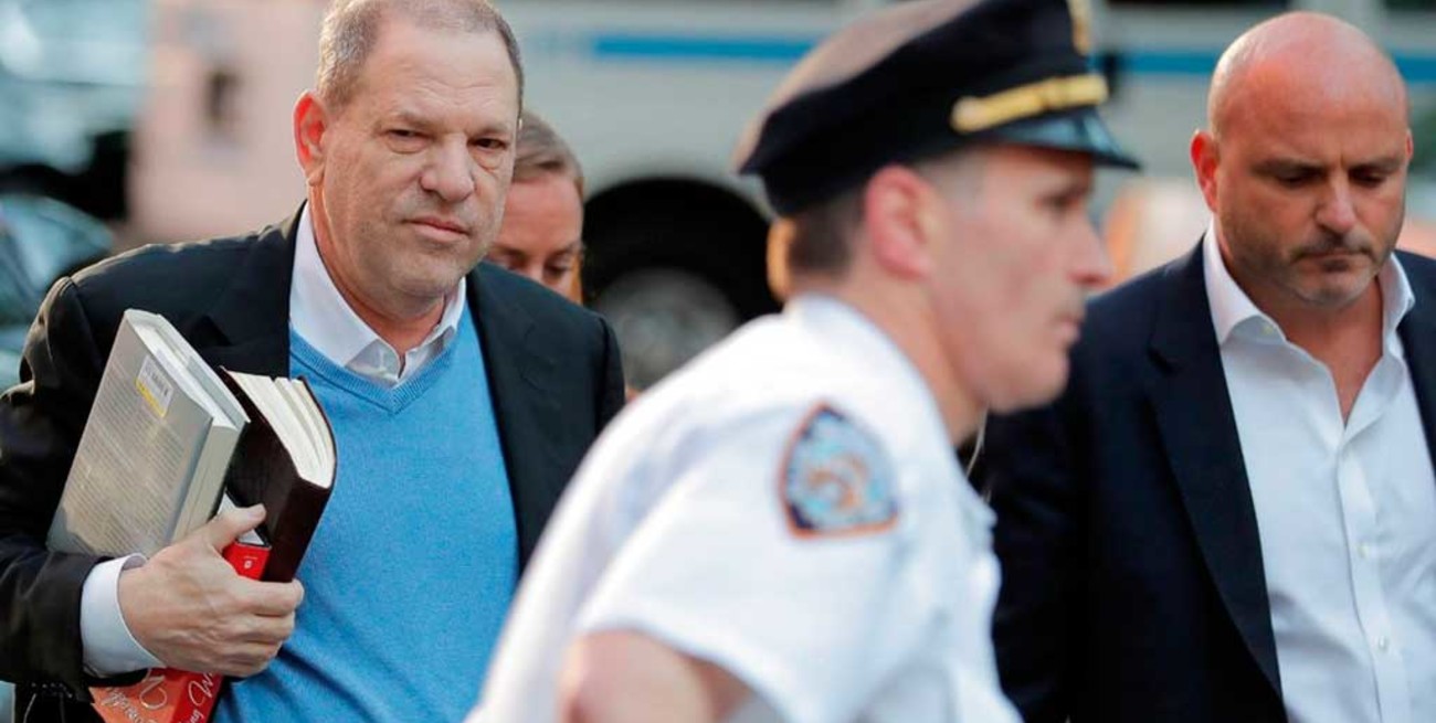 Weinstein se entregó a la policía y puede ser imputado por abuso sexual