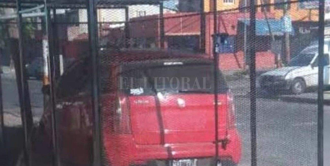 Insólito: Construyó una jaula en la vereda para evitar que le roben el auto