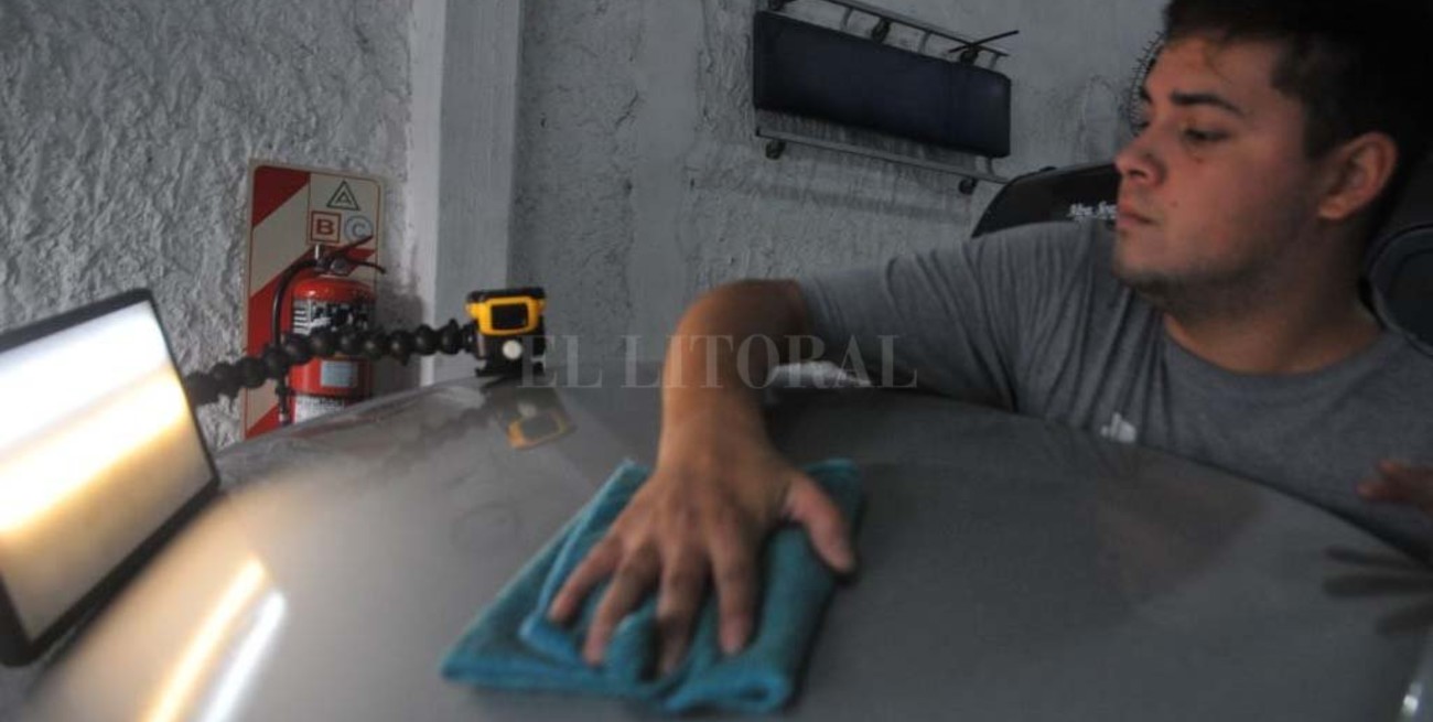 Los "sacabollos" a full por los autos castigados por el granizo