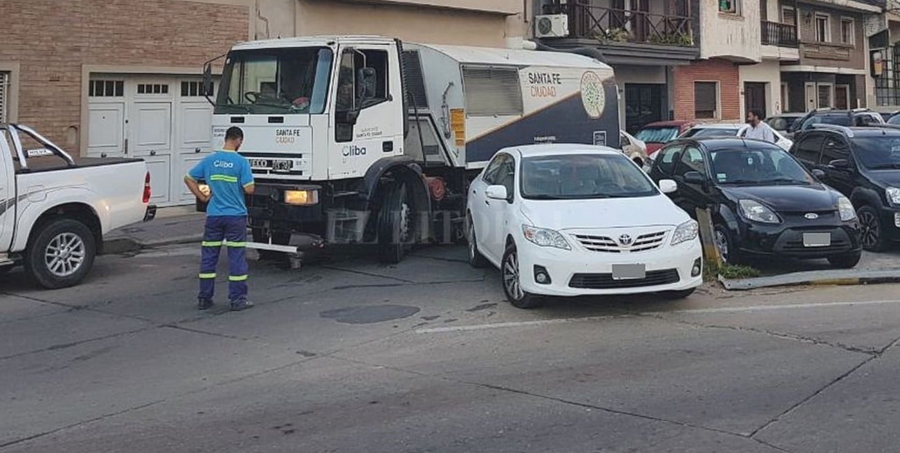 Un auto mal estacionado que causó caos vehicular en la zona sur
