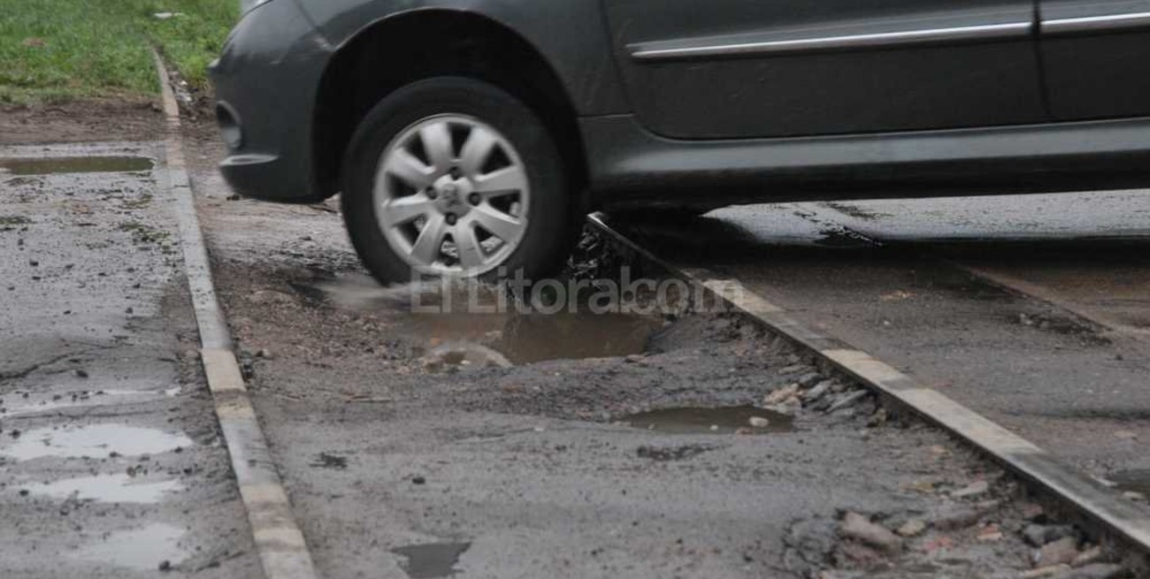 Un problema eterno: baches y pozos en los cruces ferroviarios