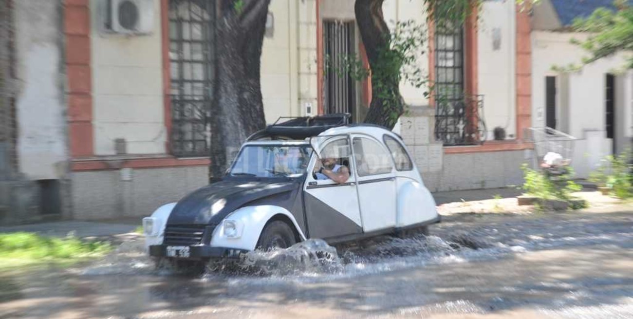 Importante pérdida de agua en barrio Candioti Sur