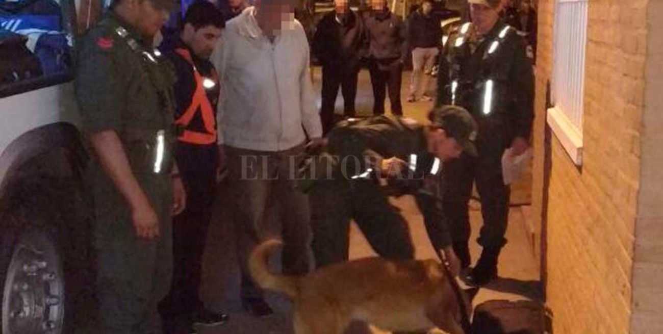 Dos volantes de "Nene Malo", una remera  manchada con sangre y 15 kilos de cocaína
