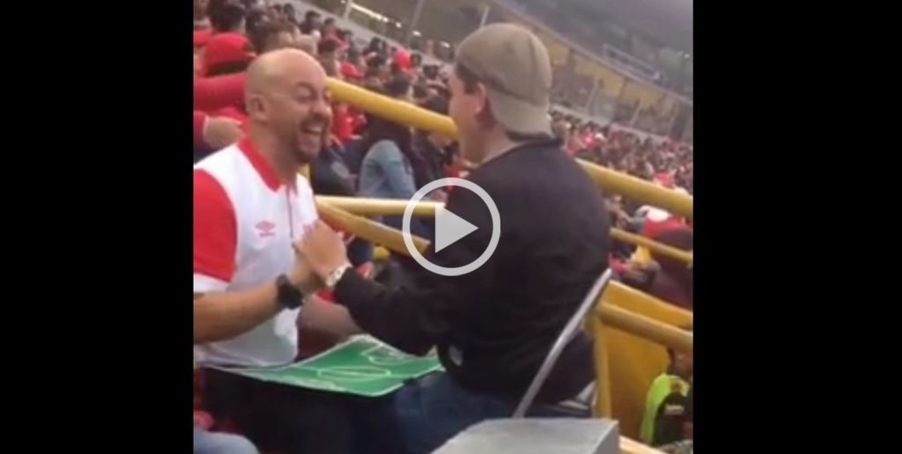 Conmovedor: así un padre le muestra a su hijo ciego lo que ocurre en un partido de fútbol