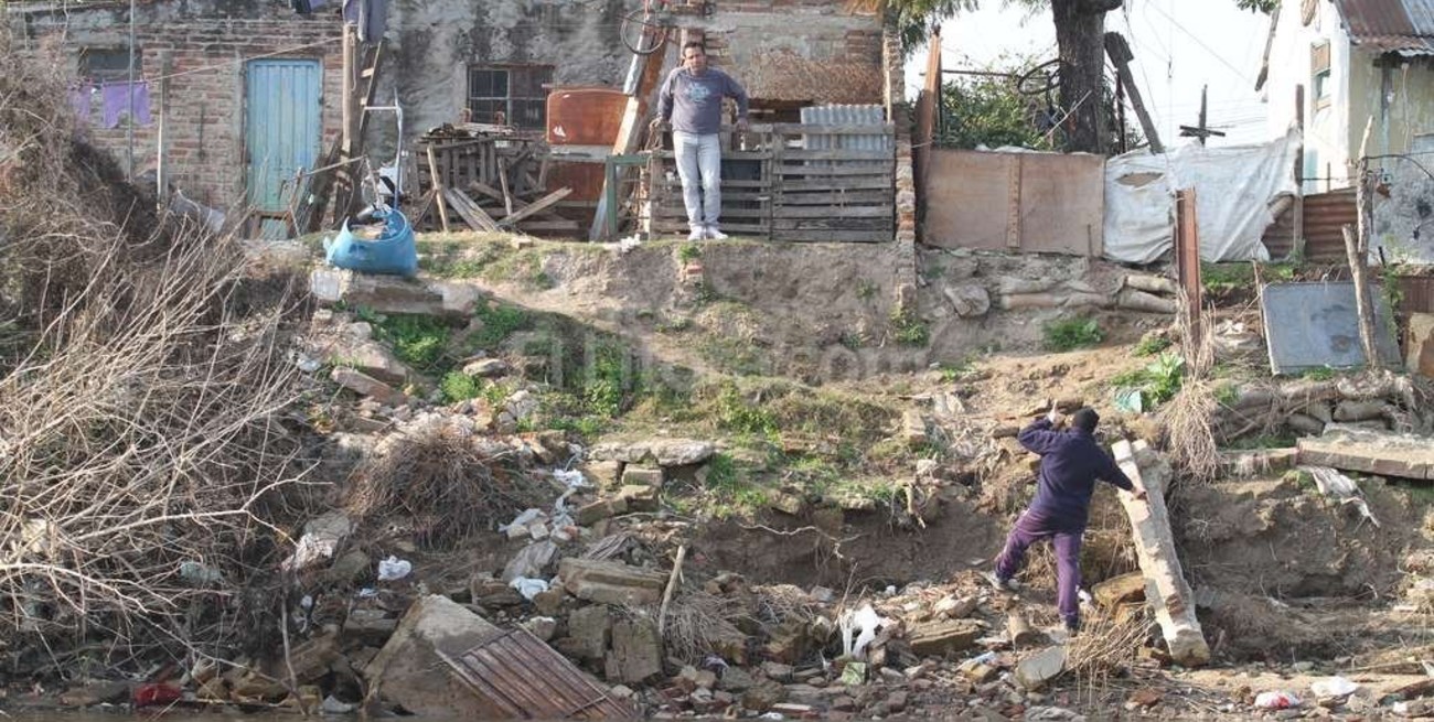 En Alto Verde el río se lleva  las viviendas de la costa