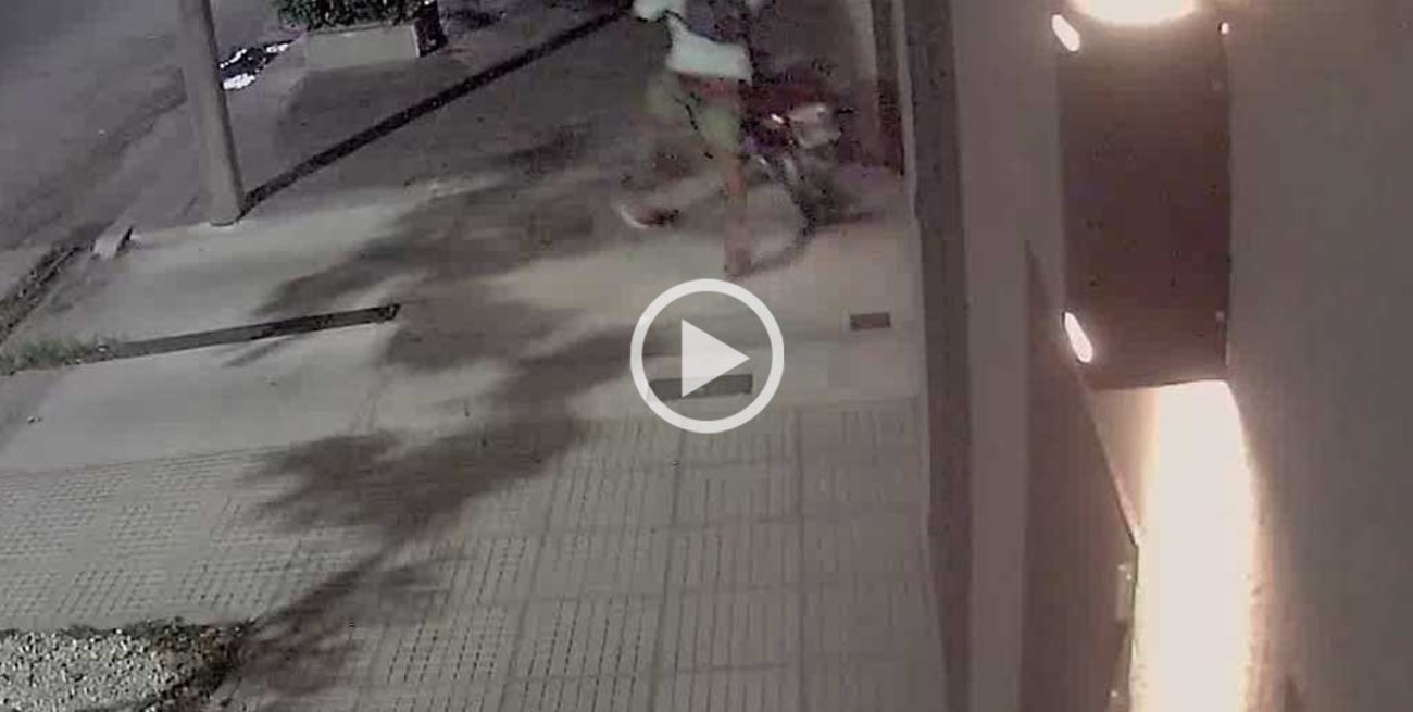 Video: "Como pancho por su casa" se roba dos motos