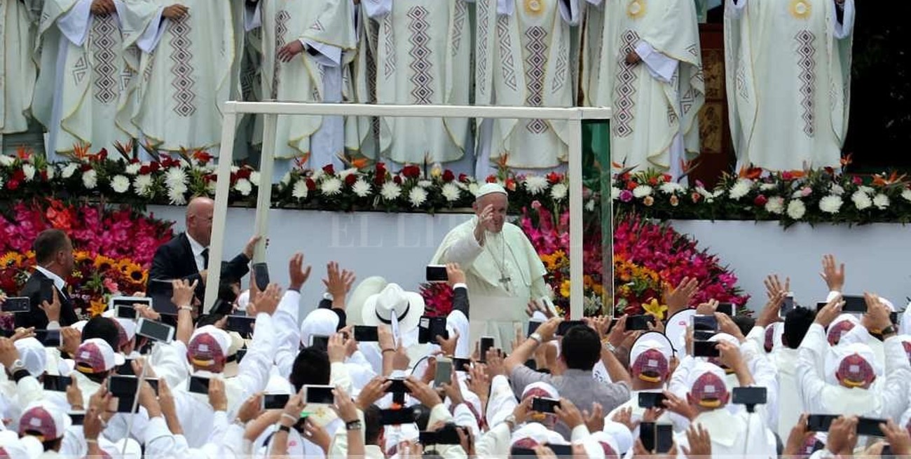 "El diablo entra por el bolsillo", les recordó el Papa a sacerdotes, monjas y seminaristas
