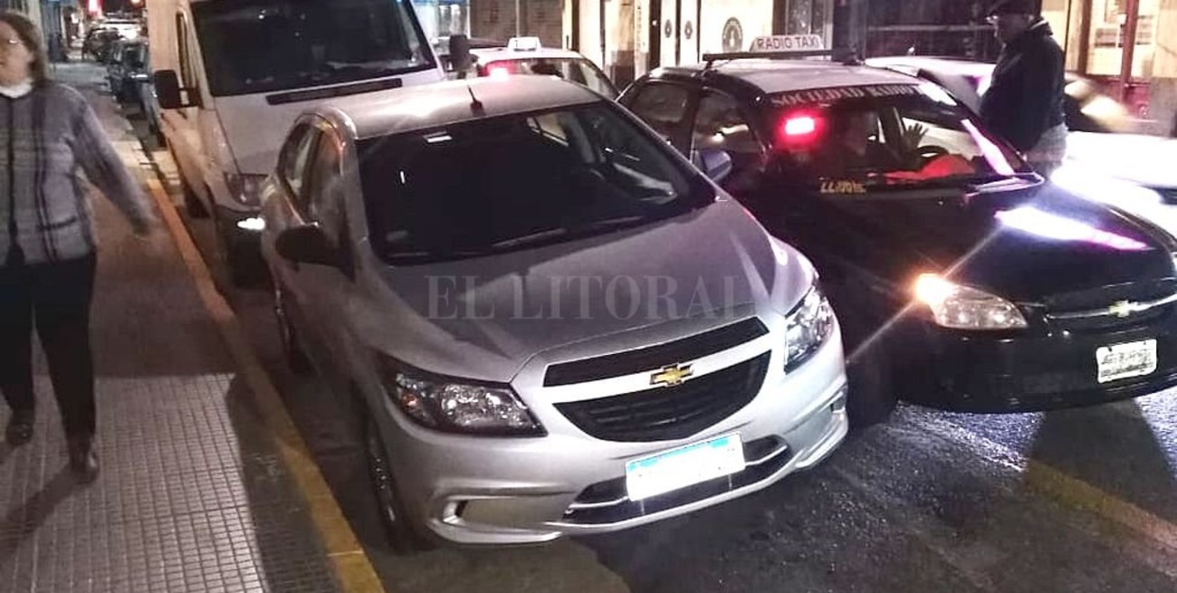 Una parada de taxis invadida y trabajadores perjudicados