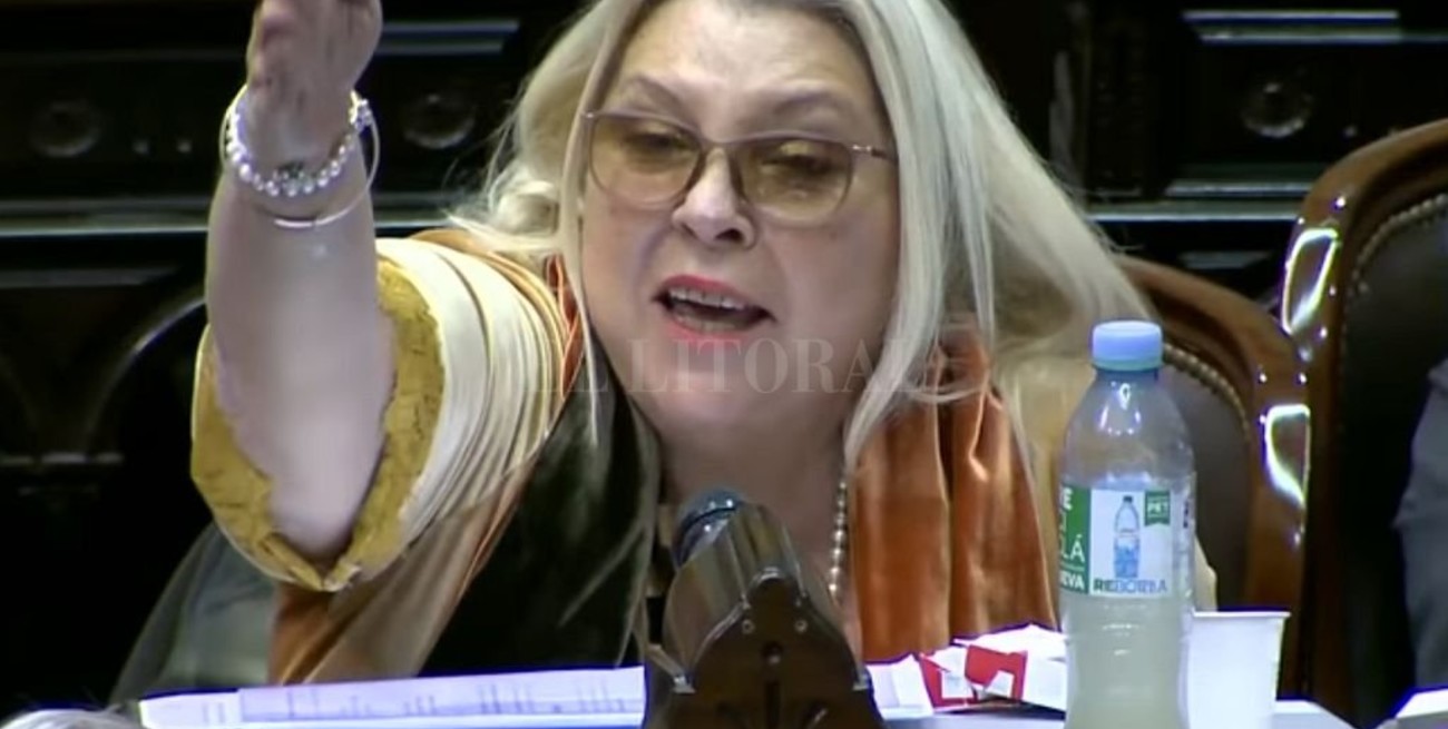 Carrió tuvo un "lapsus", la abuchearon, y cargó contra los hermanos Rossi