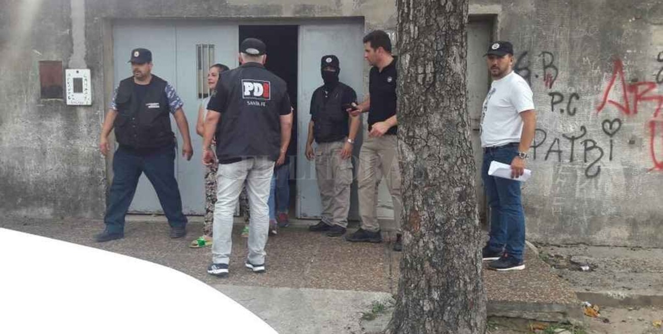 Le iban a colocar la tobillera electrónica pero se escapó 