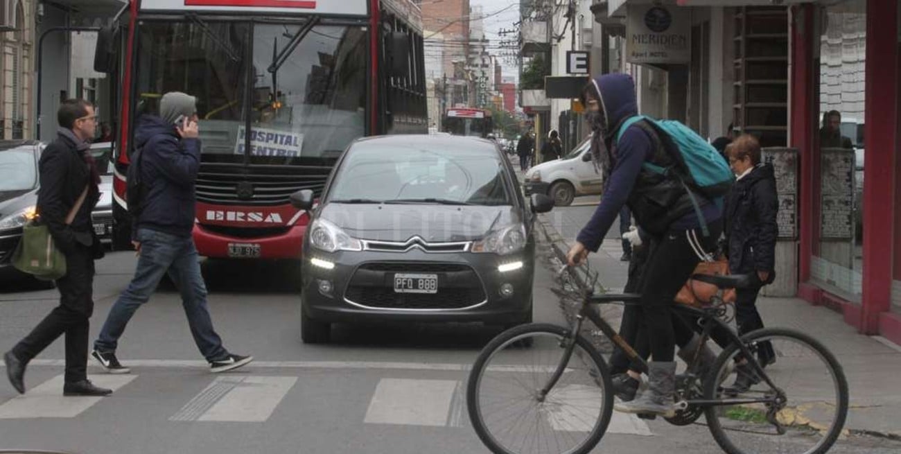 "Debemos empezar a desalentar el ingreso de autos al centro"