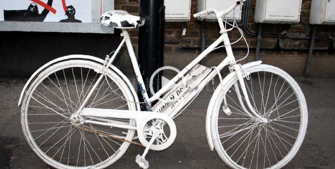 Una bicicleta blanca por el ciclista atropellado frente al Parque Federal 
