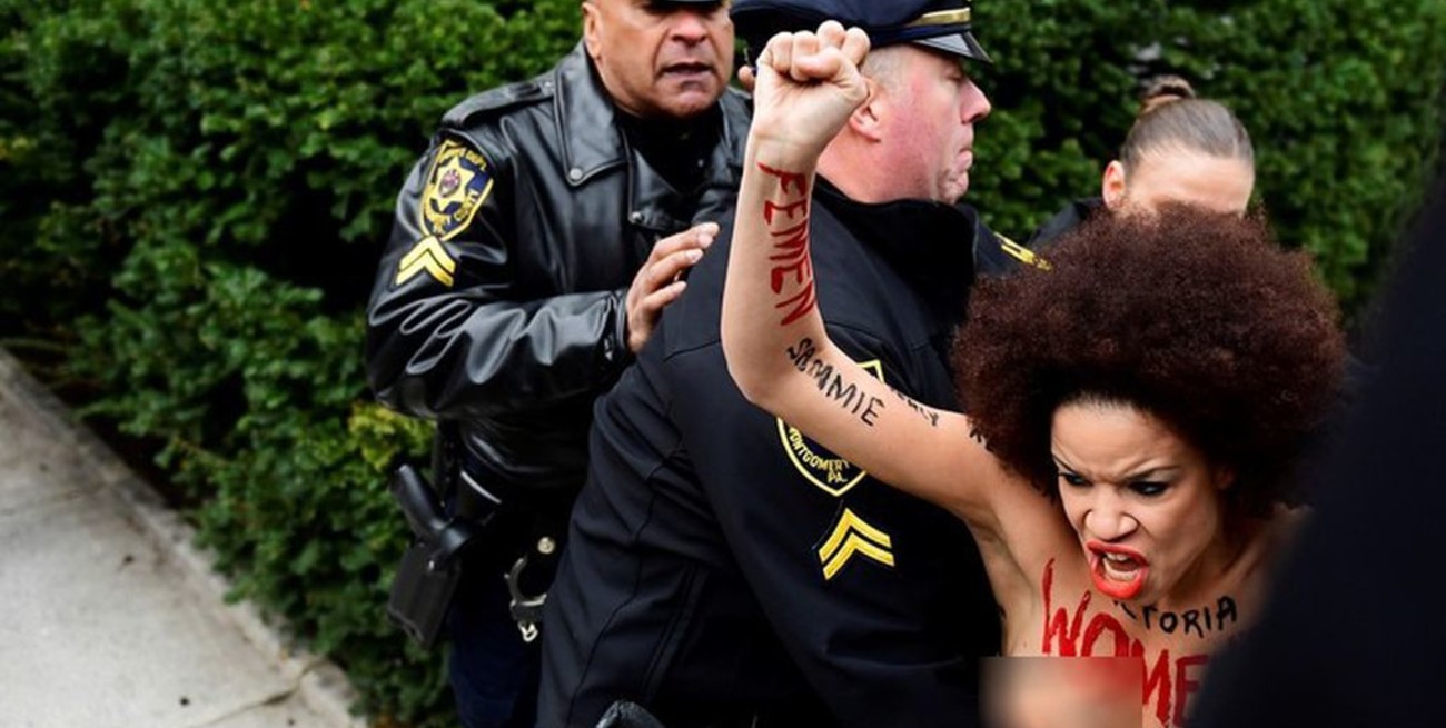 Mujer semidesnuda increpa a Bill Cosby antes de inicio de juicio