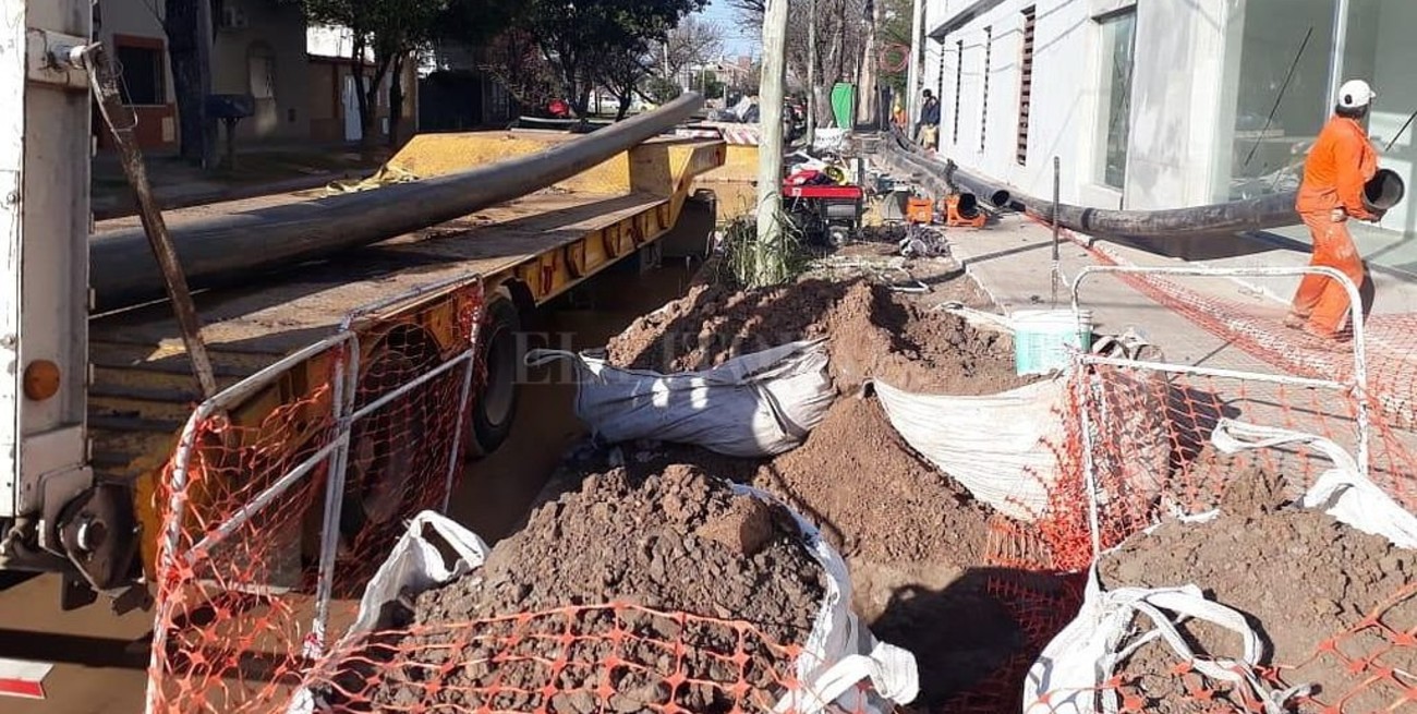 Multan a una empresa por arrojar agua servida y materiales en la vía pública