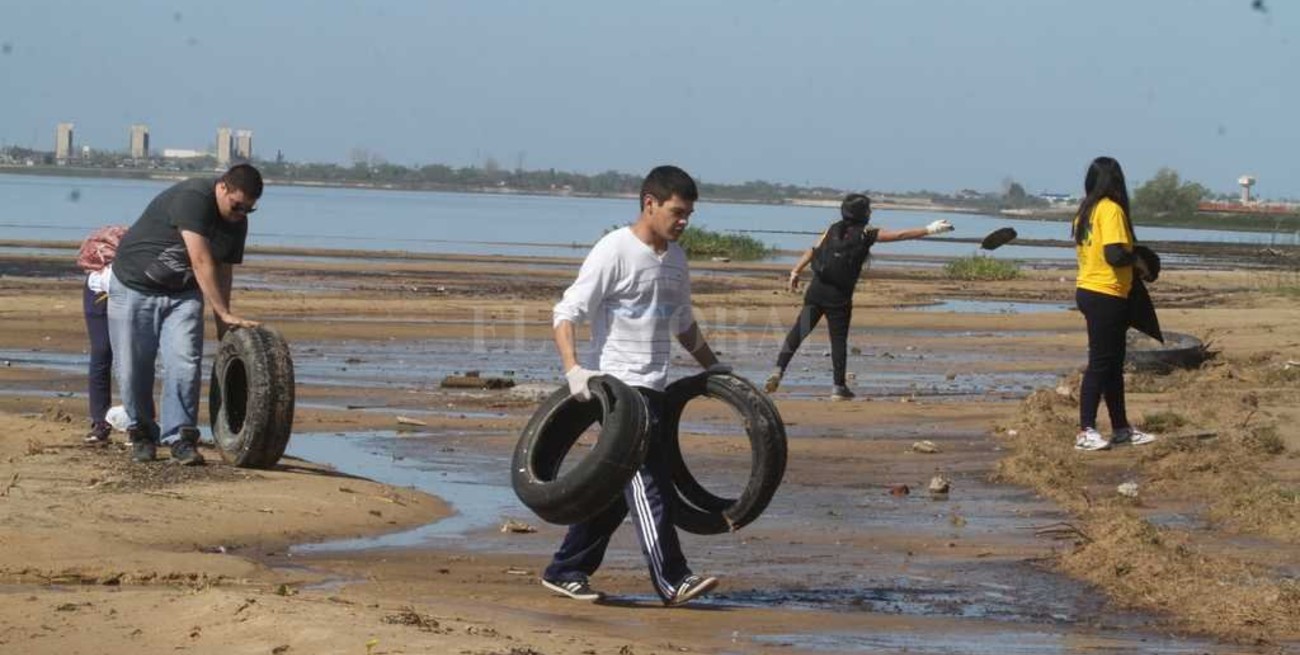 Limpian la zona de Playa Norte