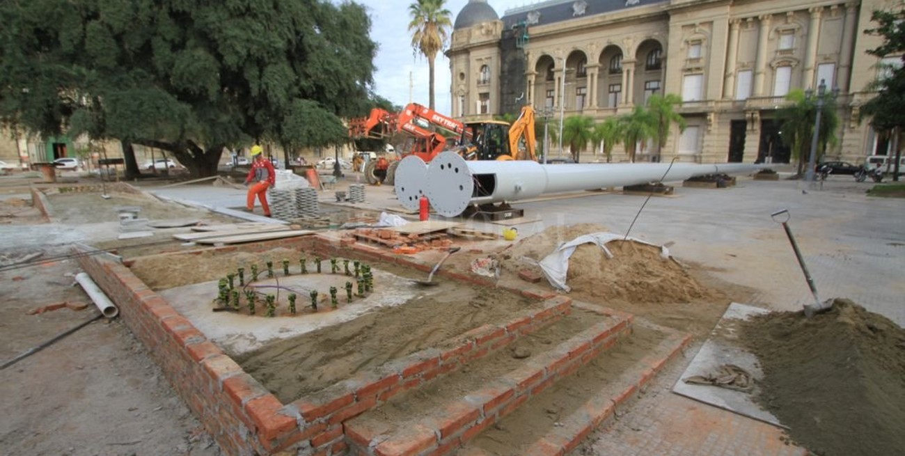 Instalan dos mástiles de 40 metros en plaza 25 de Mayo