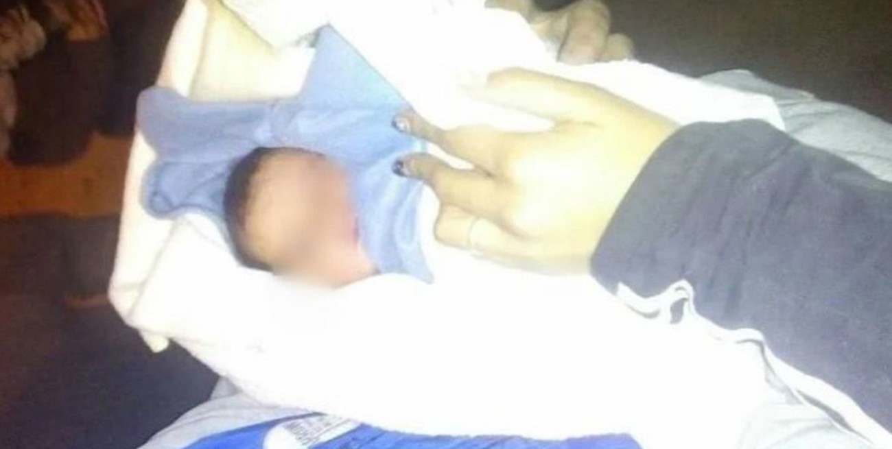 Encontraron a un bebé recién nacido abandonado adentro de una caja