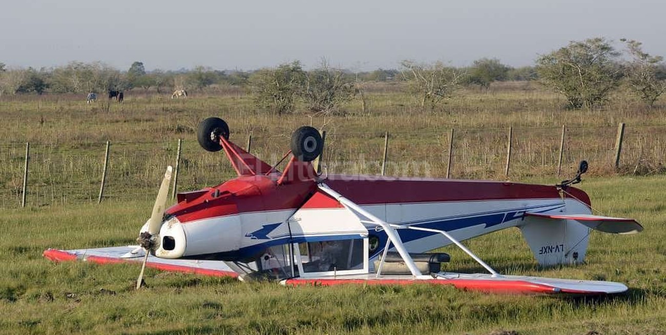 Una avioneta cayó al costado de la autopista