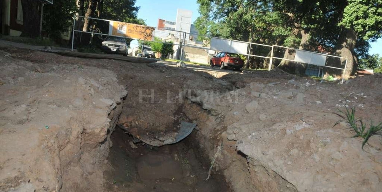 Peligro por maniobras de motociclistas imprudentes ante un gran socavón