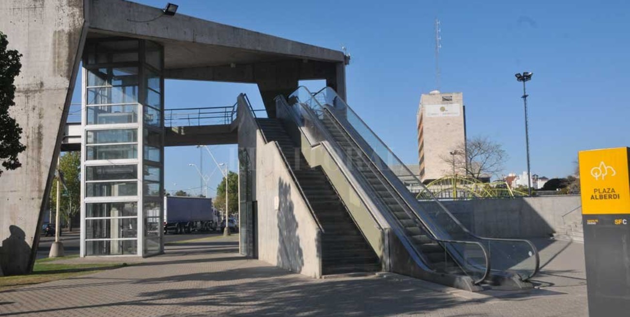 El puente peatonal de Av. 27 de Febrero, con poco mantenimiento