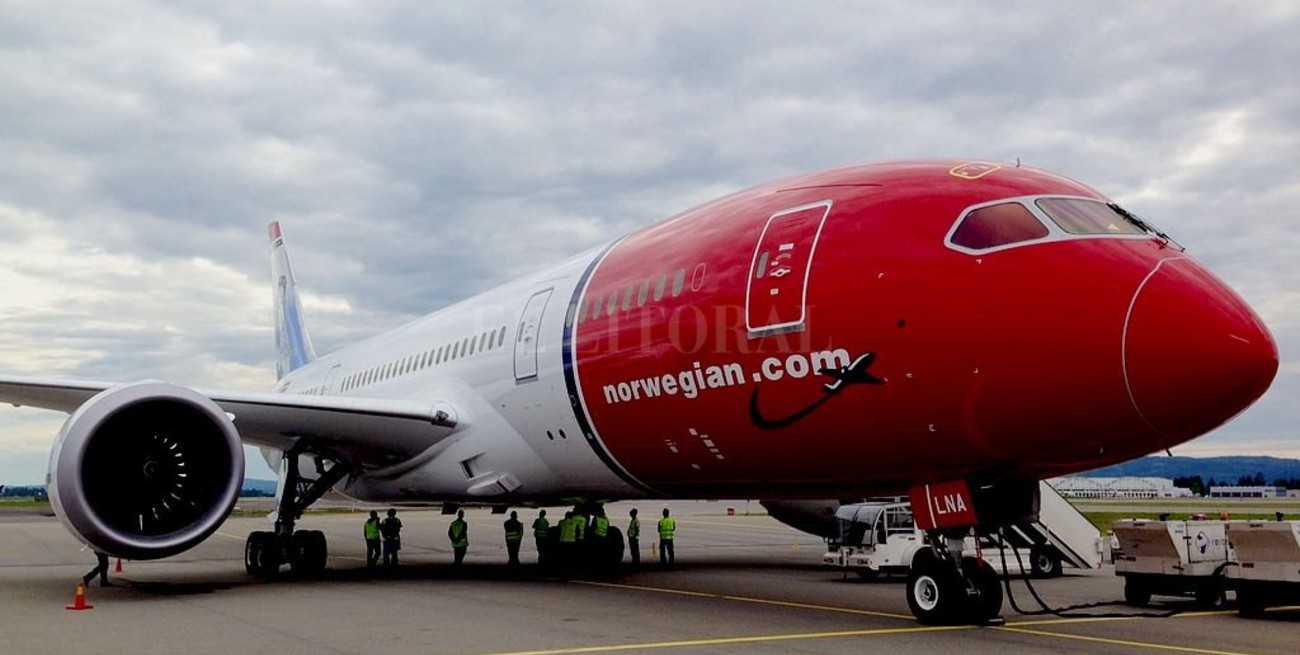 Un avión con 84 plomeros a bordo debió regresar por averías en un baño