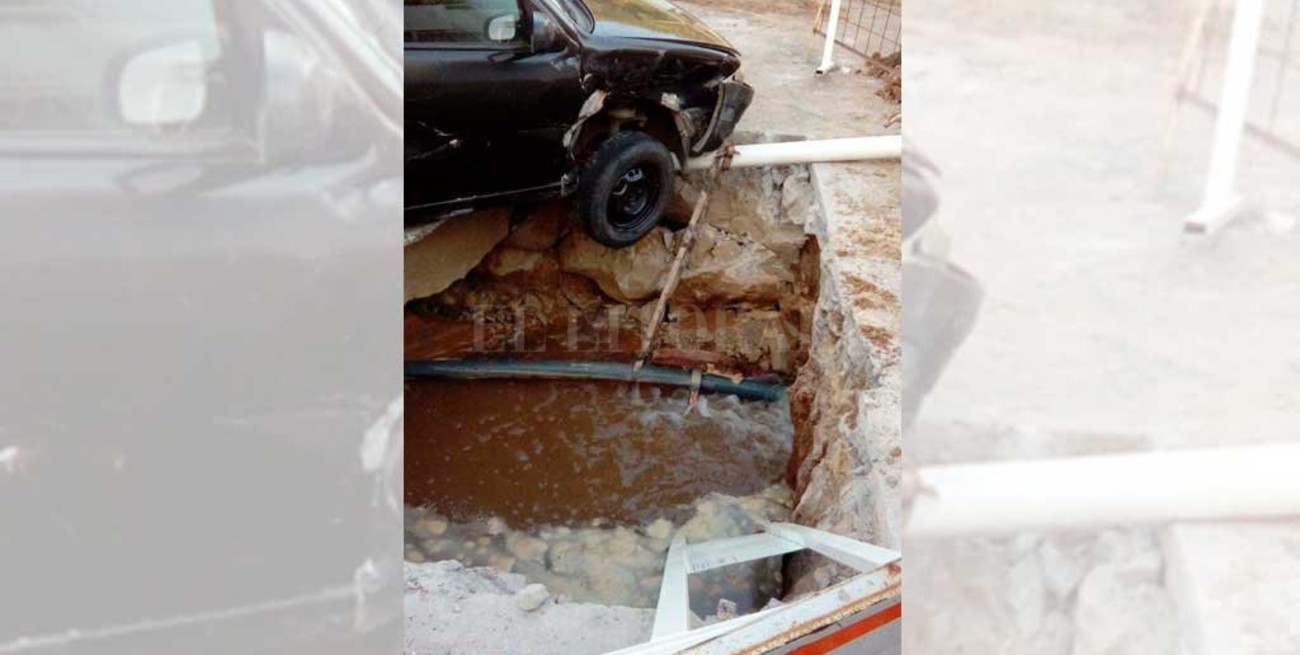 Chocaron dos autos y uno casi termina en un pozo