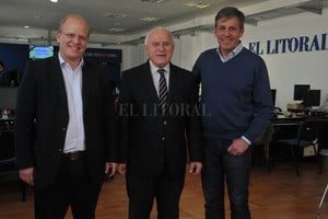 Luis Cetraro Juntos. El gobernador en El Litoral, flanqueado por Luis Contigiani, precandidato a diputado nacional, y por Emilio Jatón, que busca entrar al Concejo Municipal santafesino.