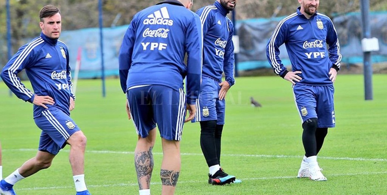 La Selección goleó a Newells con doblete de Messi