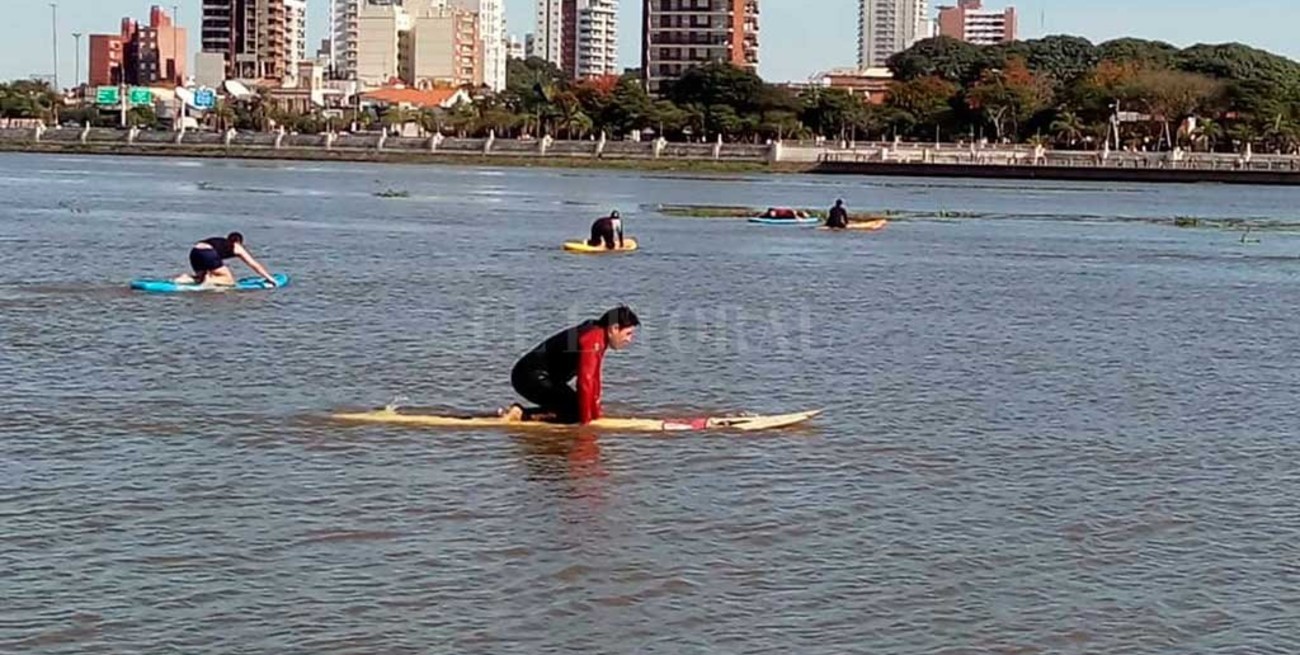 Los guardavidas se capacitaron en el salvamento con tabla de rescate 