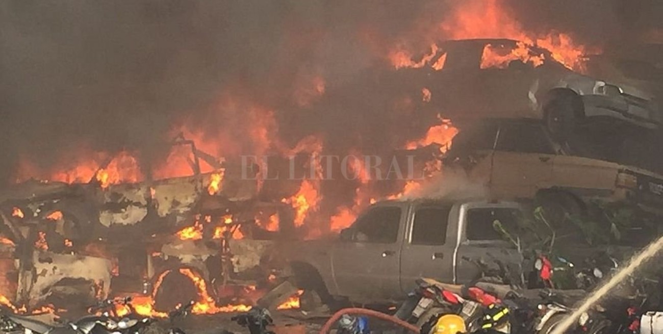 Gigantesco incendio en un depósito judicial