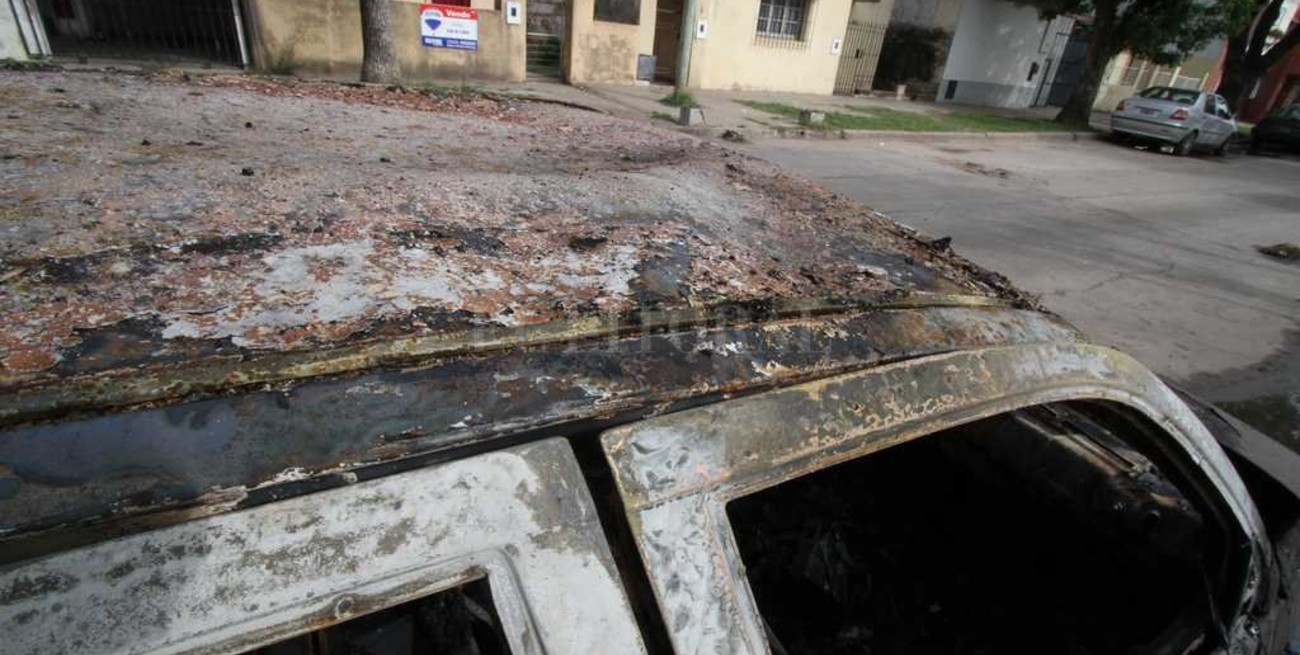 Quemacoches atacaron una camioneta abandonada