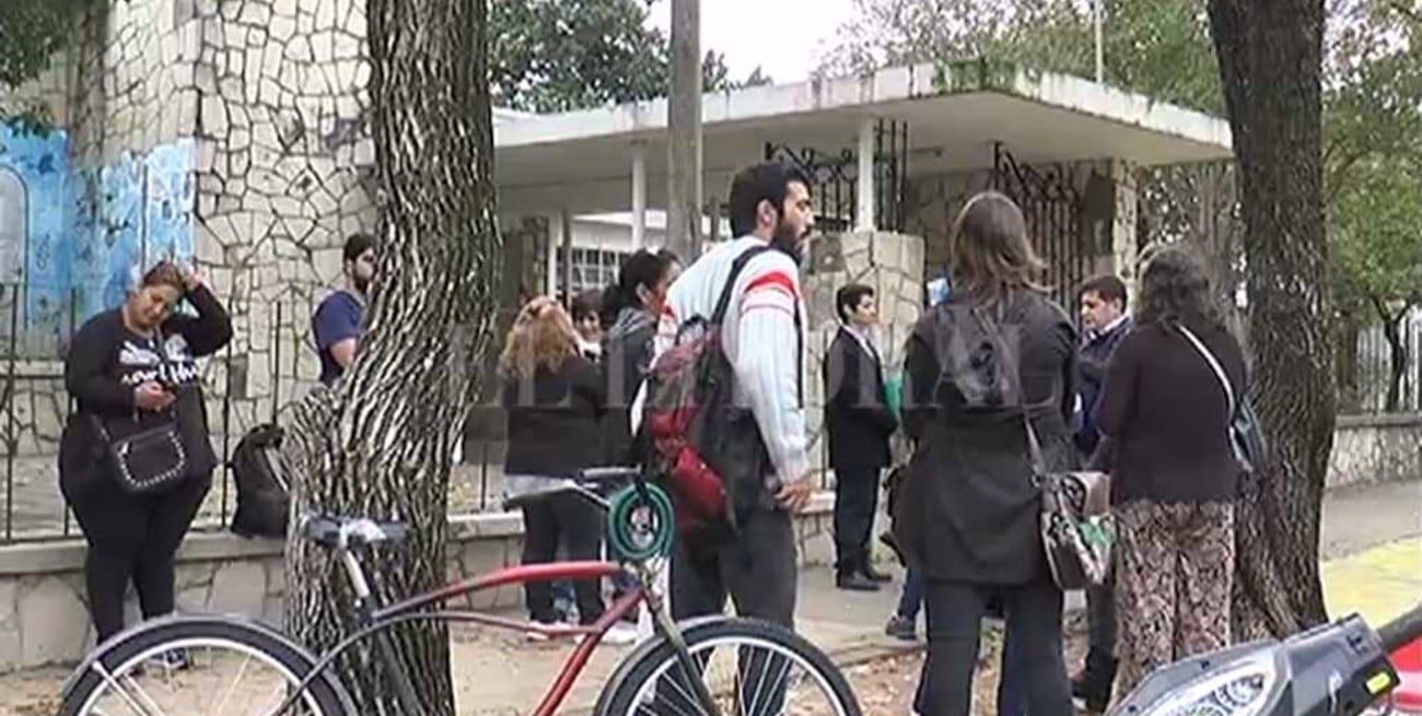 Abrazo simbólico en la escuela Pascual Echagüe