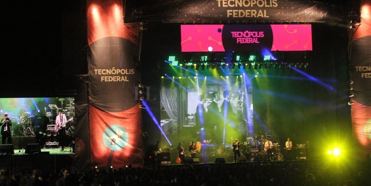 Los Auténticos Decadentes montaron su fiesta en la Estación Belgrano