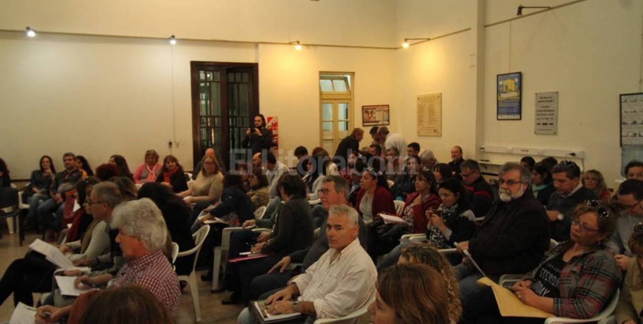 Docentes públicos votaron dos paros de 24 horas