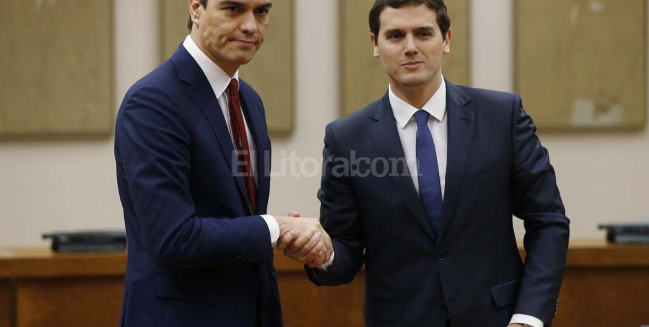 El PSOE y Ciudadanos firman un acuerdo de gobierno