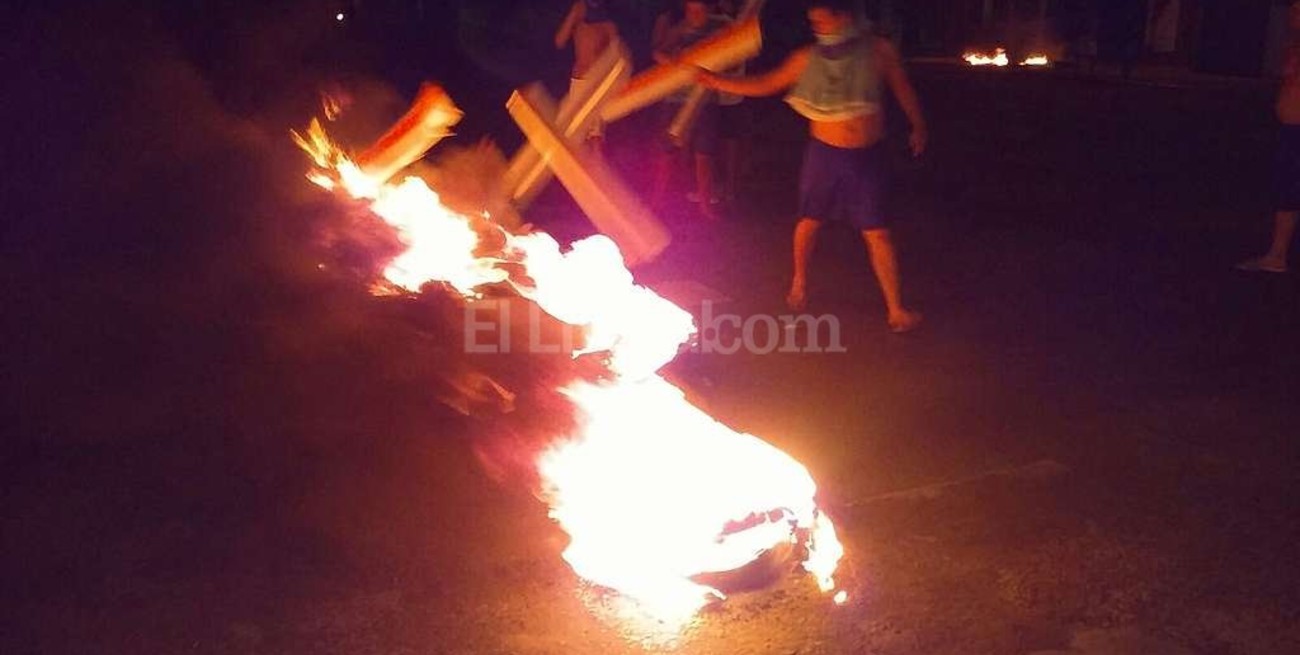 Se pusieron a quemar cubiertas a metros de una estación de servicio