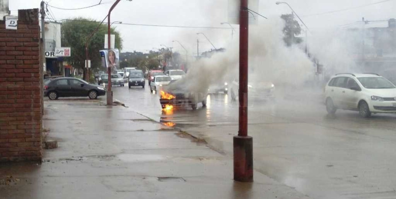 Espectacular incendio de un auto en el norte de la ciudad
