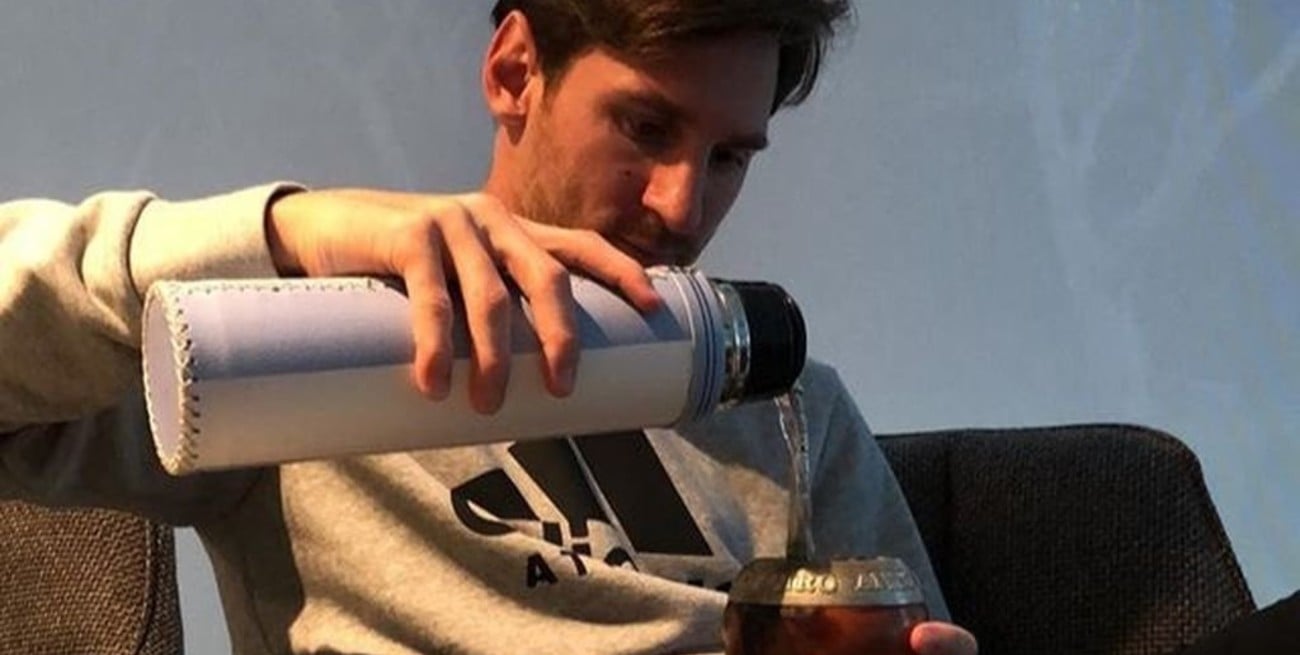 Messi posó con un termo celeste y blanco