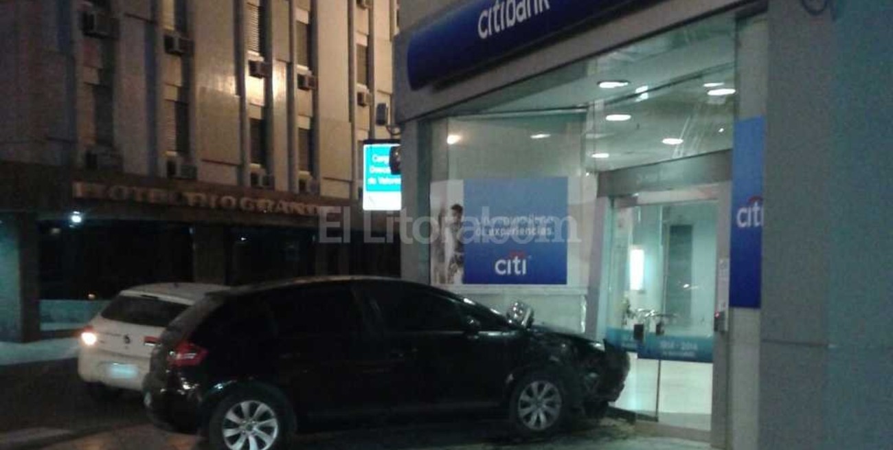 Chocó y terminó golpeando la puerta del banco