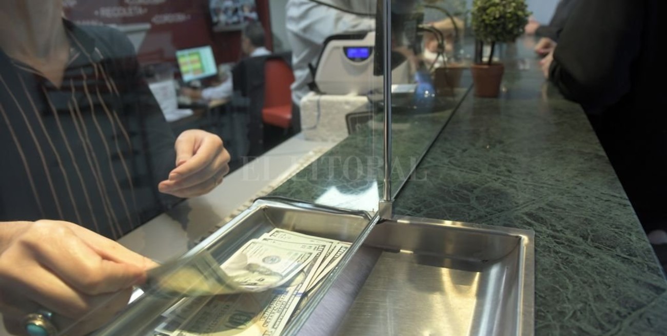 El dólar cerró en $ 23,30