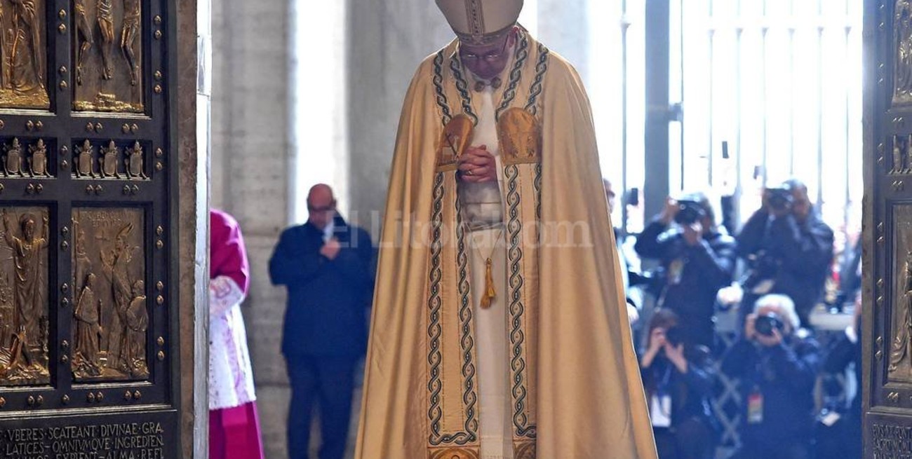 El papa Francisco abre la Puerta Santa de la Basílica de San Pedro