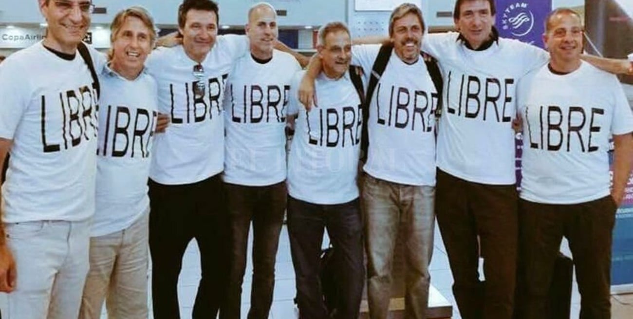 El motivo de la leyenda "Libre" en la remera de los amigos rosarinos