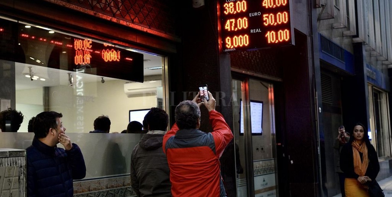 Dólar hoy: superó los $ 41 y cerró en $ 38,20
