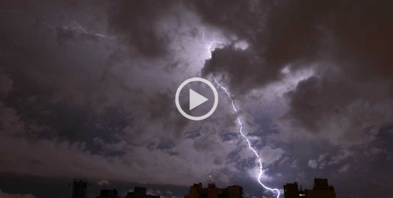 Video: impresionante rayo cayó detrás de la cancha de Independiente