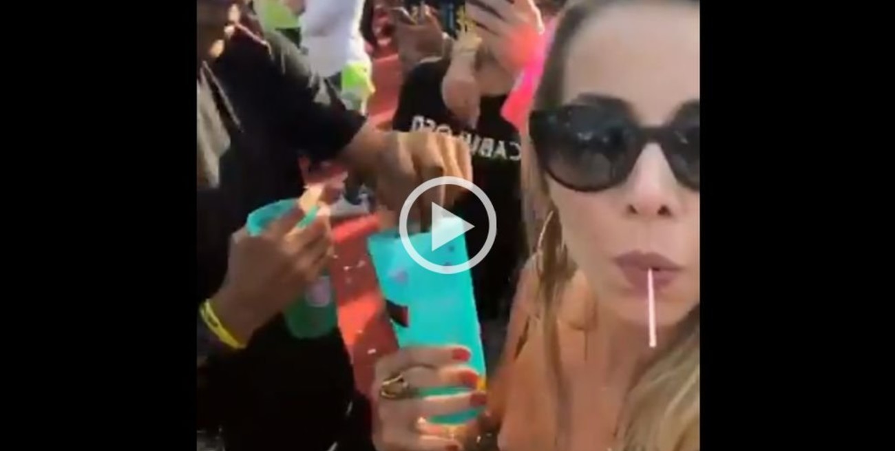 Grabó el momento en el que le ponían droga en el vaso