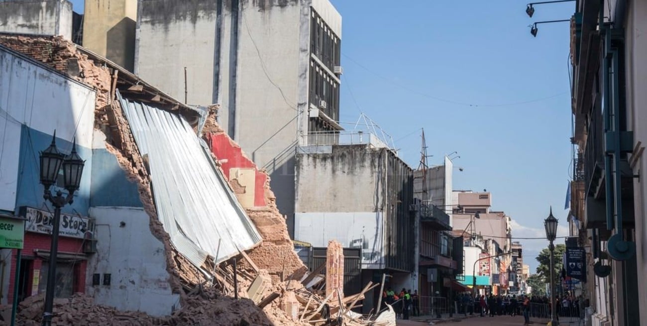 Derrumbe en el ex cine tucumano: apuntan a la responsabilidad de la empresa constructora 