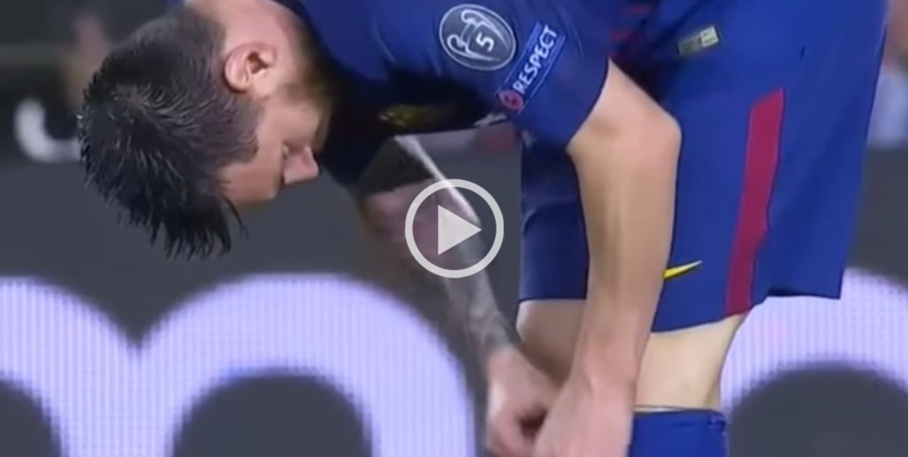 Messi sacó algo escondido en su media y se lo llevó a la boca