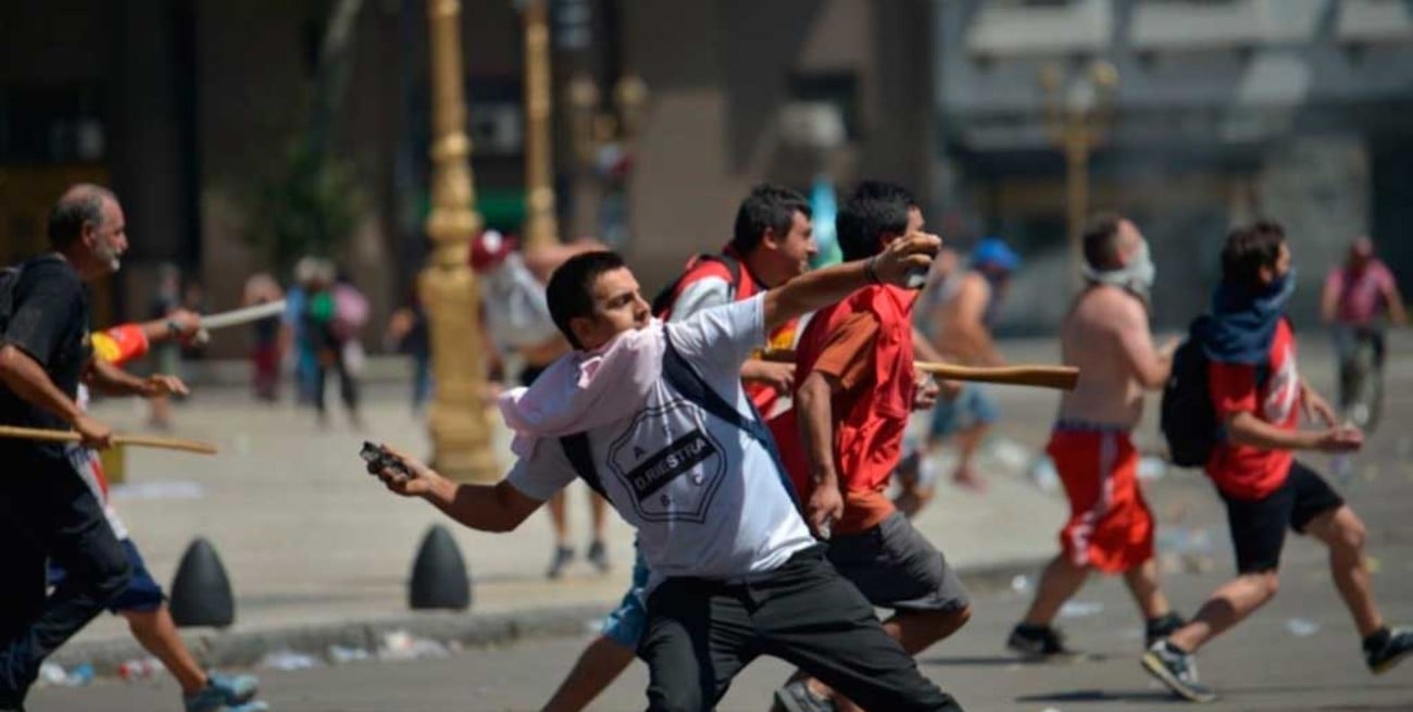 Detectaron a un policía de la Bonaerense tirando piedras frente al Congreso