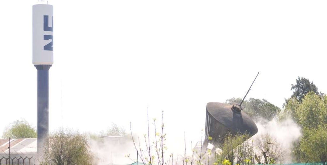 Demolición "de película" del tanque de agua en la cárcel de Las Flores