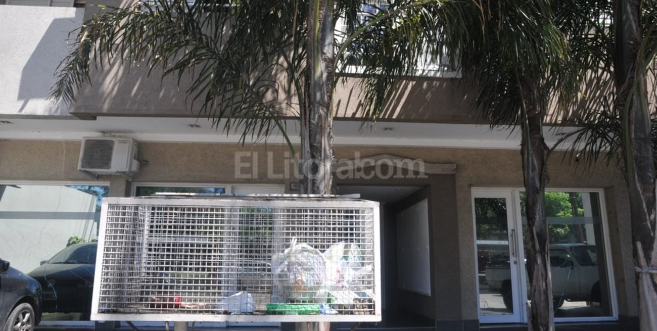 Vecinos enfrentados por los cestos de basura de los edificios
